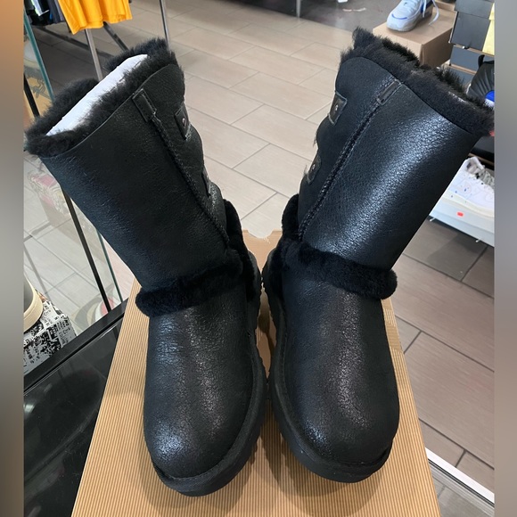 NEW UGG Skylah 1008145 Black Leather Fur Lined Boots - Picture 5 of 9